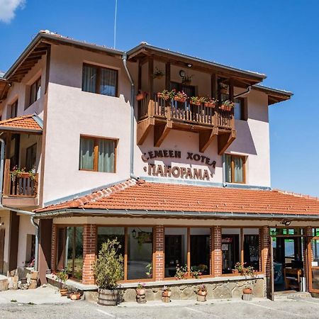 Family Hotel Panorama Chiflik Bagian luar foto