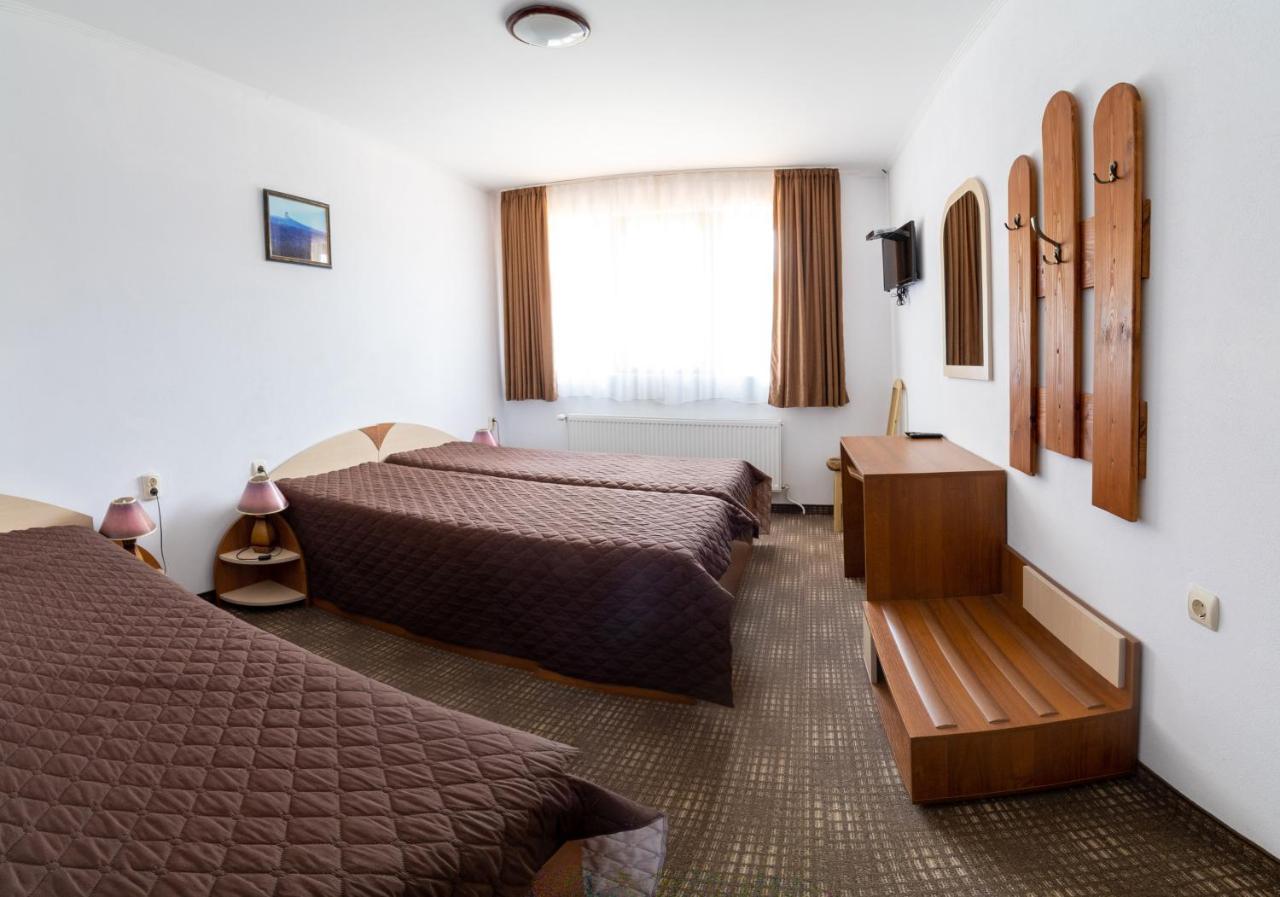 Family Hotel Panorama Chiflik Bagian luar foto