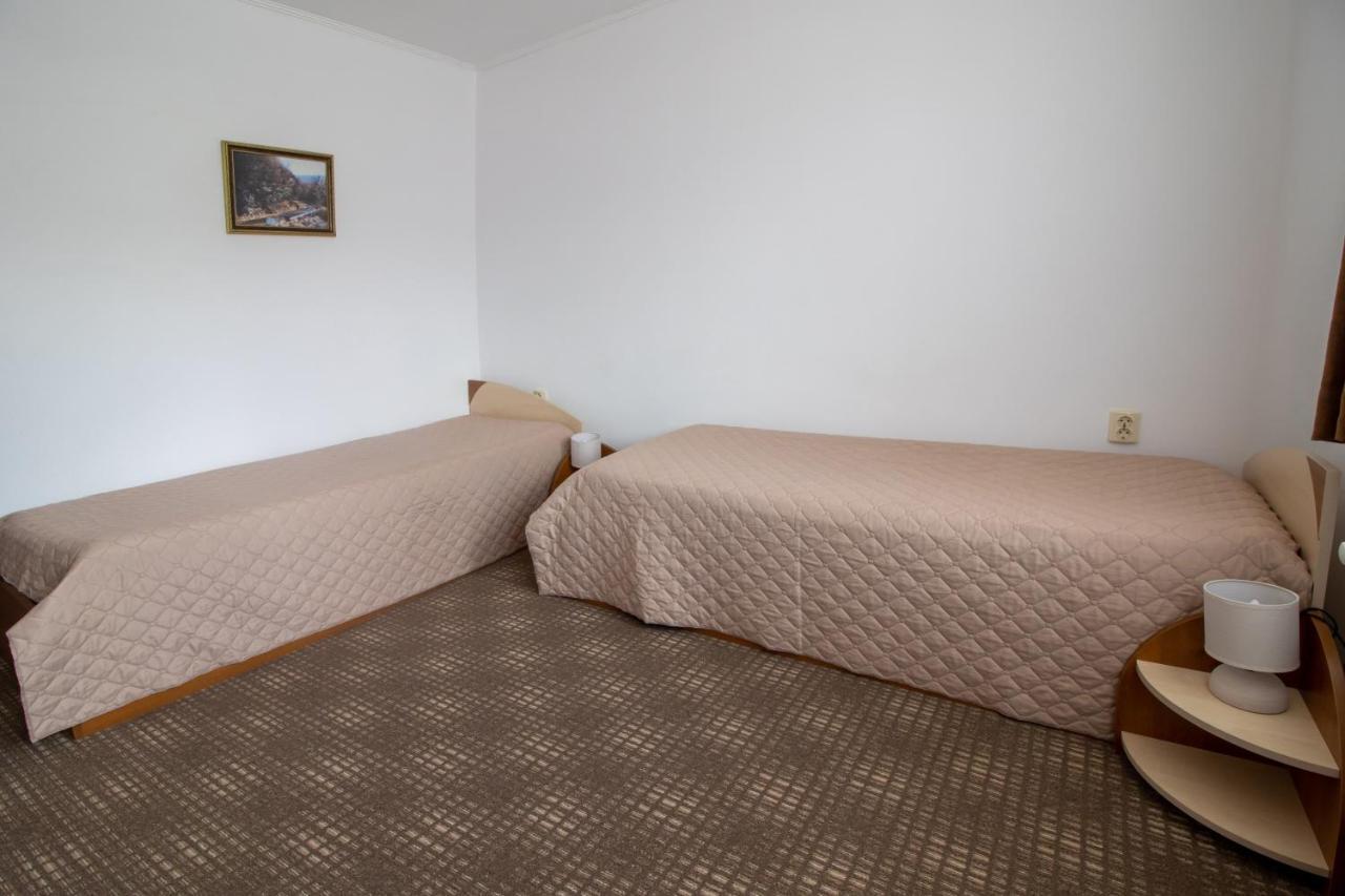 Family Hotel Panorama Chiflik Bagian luar foto