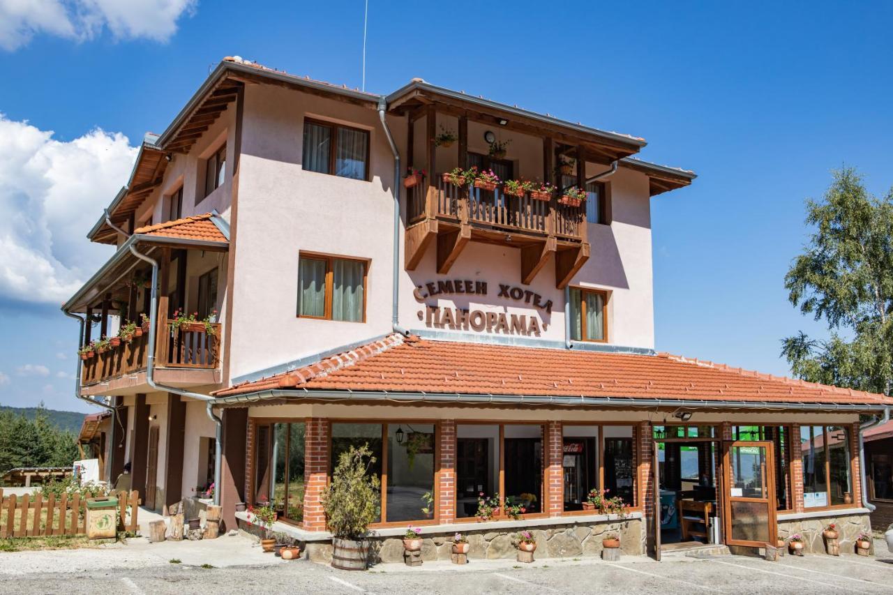 Family Hotel Panorama Chiflik Bagian luar foto