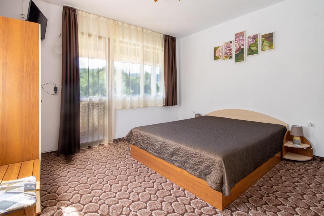 Family Hotel Panorama Chiflik Bagian luar foto