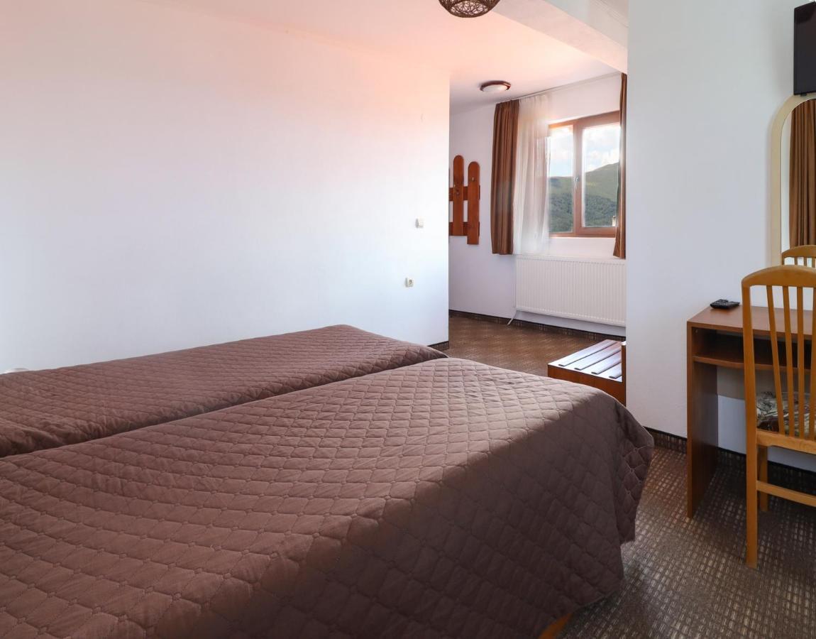 Family Hotel Panorama Chiflik Bagian luar foto